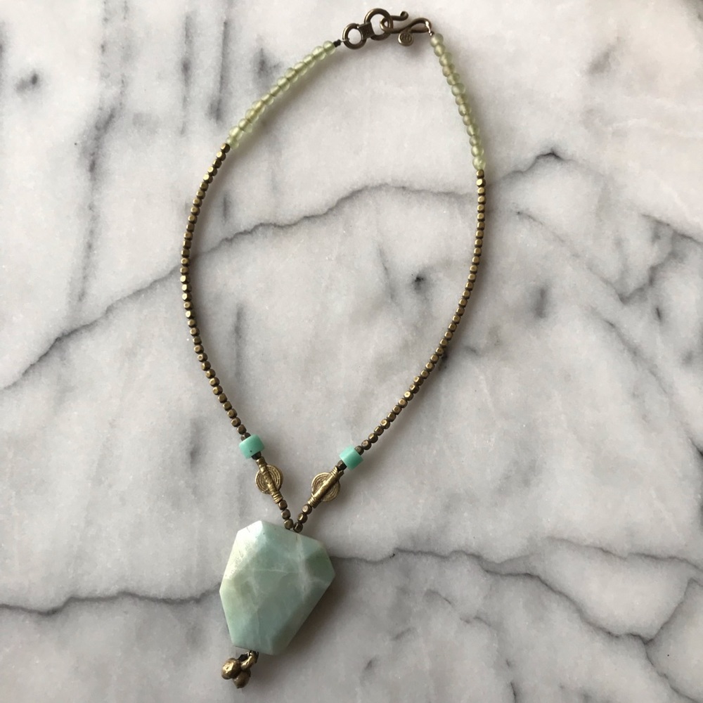 Stunning Pendant Necklace in Brass and Sea-foam